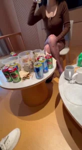 绿帽老婆包臀无内露出勾引好兄弟实录，朋友妻不客气一起3P轮操淫妻调教